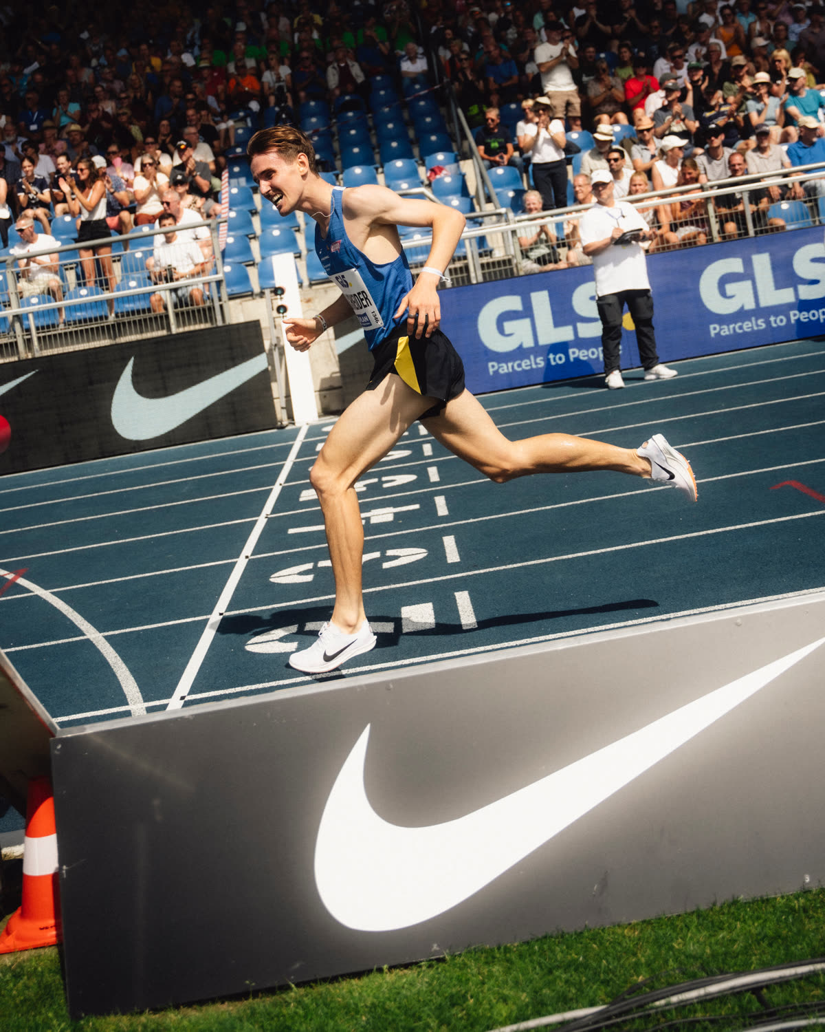 Velten Schneider läuft auf der blauen Bahn an der Nike-Bande vorbei