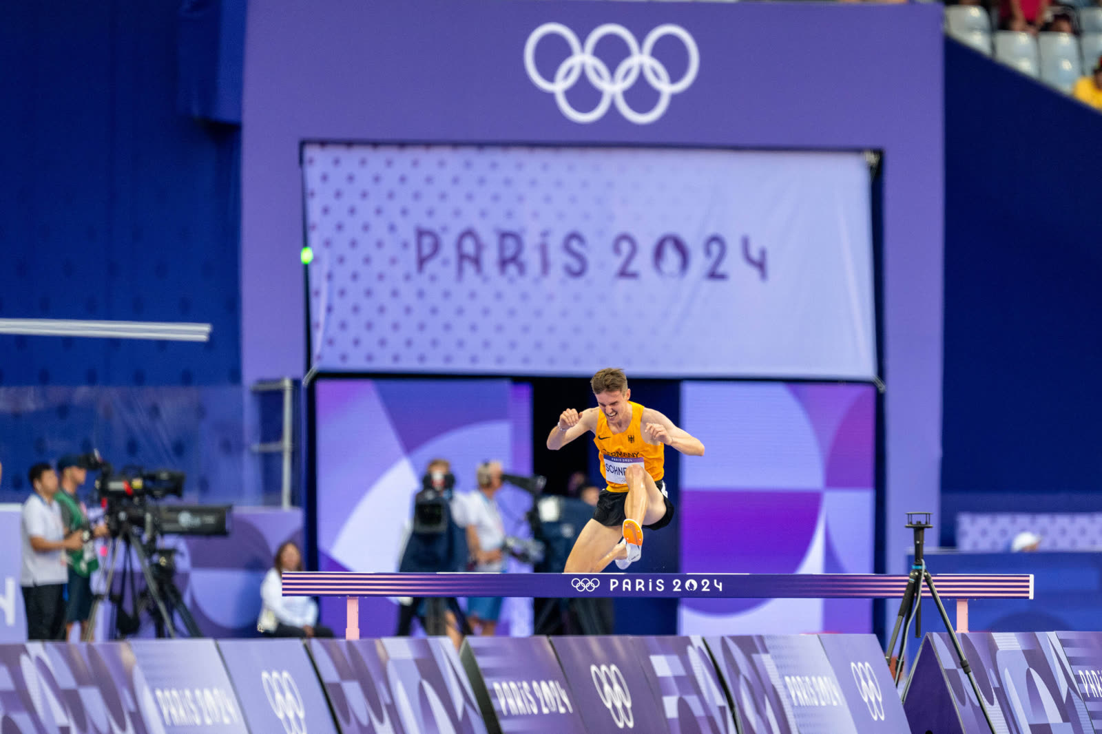Sprung über das Hindernis im Stade de France bei den Olympischen Spielen Paris 2024