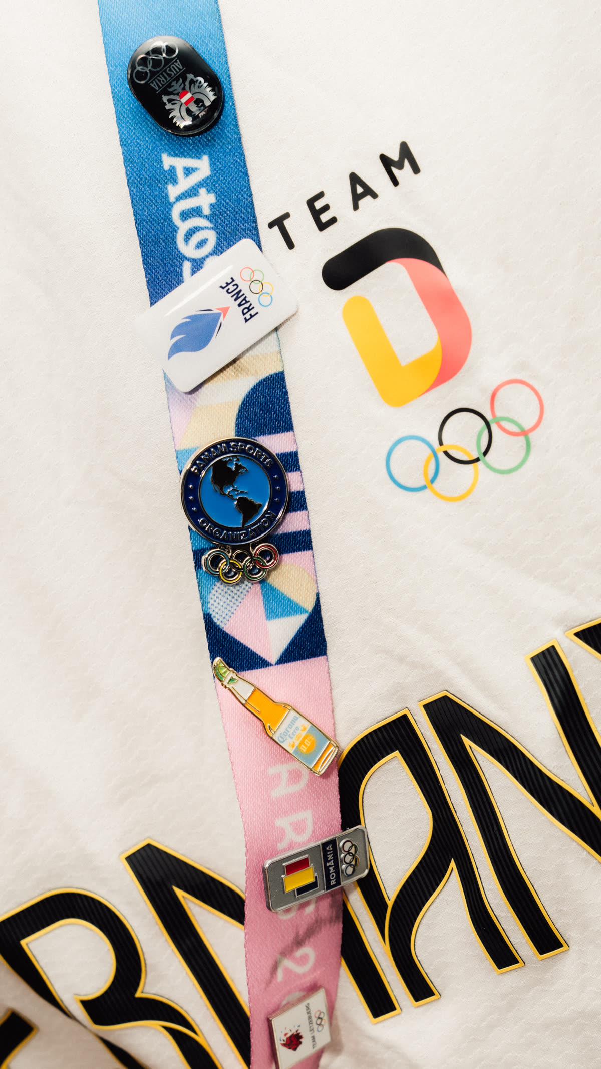 Olympische Pins auf dem Team-Deutschland-Trikot von Paris 2024