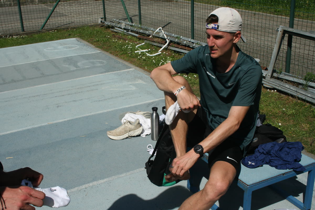 Velten Schneider sitzt nach dem Training an der Bahn